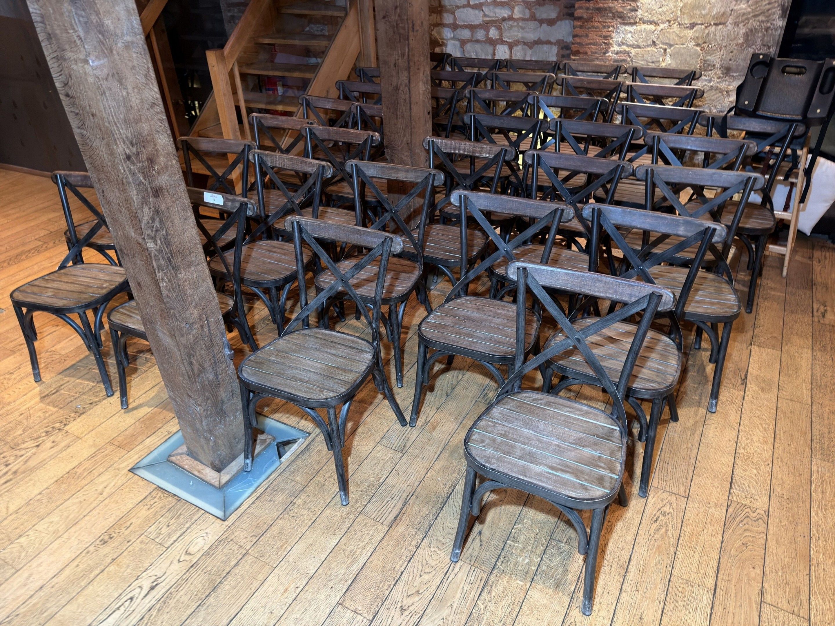 Ensemble comprenant : 36 chaises de restaurant, structure mé…