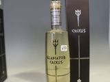 une bouteille d'alcool posée sur un comptoir à côté d'un paquet de cigarettes