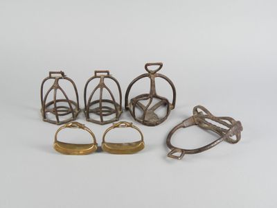 un ensemble composé de cinq bagues différentes et d'un porte-bagues