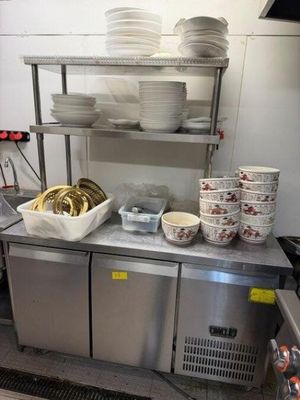 beaucoup d'assiettes et de bols sur le comptoir de la cuisine