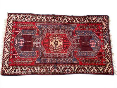 un tapis rouge et bleu sur fond blanc