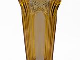 un vase en verre jaune orné d'un motif décoratif