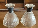 deux vases en verre transparent posés sur une table en bois