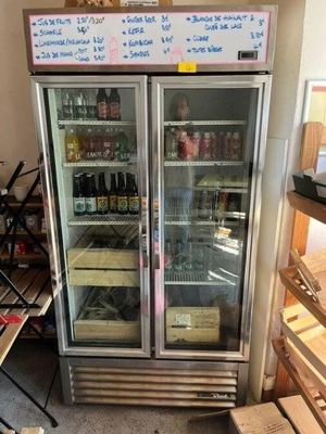 un réfrigérateur qui contient beaucoup de bouteilles