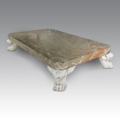 une table basse en marbre à deux pieds sur fond gris