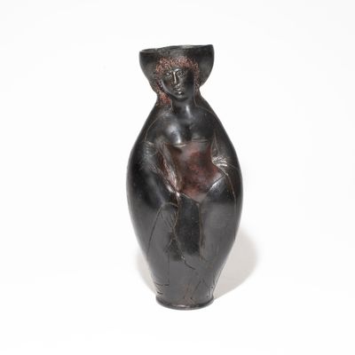 un vase noir orné d'une figure féminine