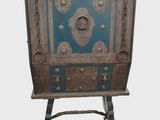 une armoire bleue et marron sur laquelle est posée une horloge