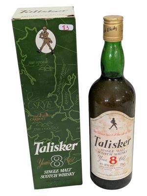 une image représentant une bouteille de whisky à côté d'une boîte de whisky