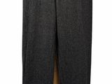 Le mannequin porte un pantalon noir et une chemise blanche.