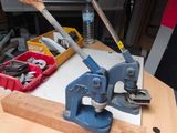 a clamp that is sitting on top of a workbench