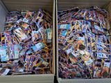 deux boîtes remplies d'une multitude de cartes de toutes sortes, empilées les unes sur les autres