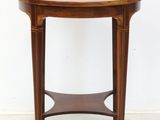 une image d'une petite table avec un plateau en bois