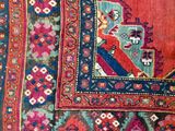 un gros plan sur un tapis rouge bordé de bleu
