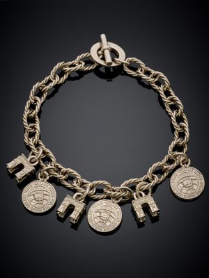 un bracelet en or orné de cinq pièces et d'une croix