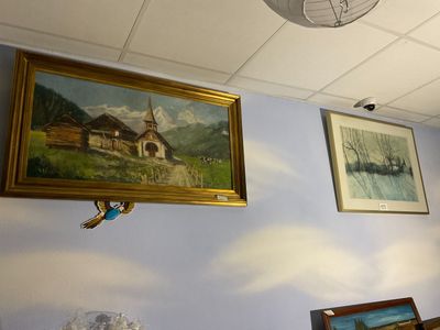 un tableau accroché au mur d'un restaurant