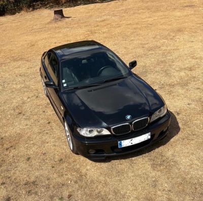 une voiture noire garée dans un champ