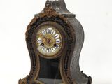 une petite horloge posée sur une table