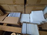 beaucoup de cartons et de papiers par terre