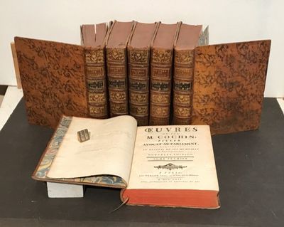 plusieurs vieux livres posés sur une table les uns à côté des autres