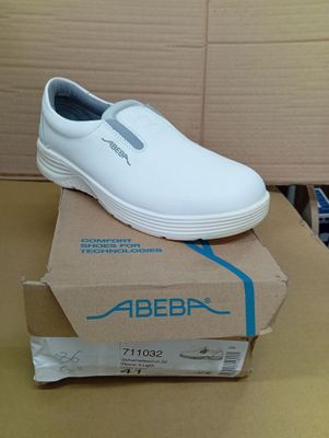une image représentant une paire de chaussures blanches posée sur une boîte