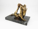 sculpture en bronze représentant un homme et une femme assis sur un socle en marbre