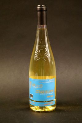 une bouteille de vin posée sur une table