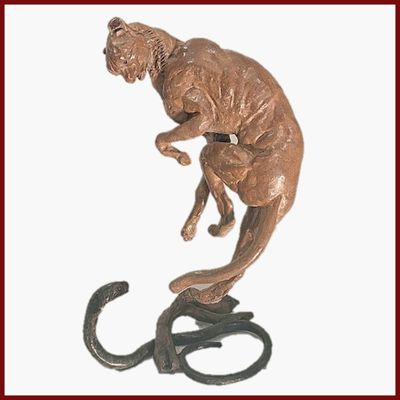 une statue en bronze représentant un homme à cheval, posée sur un fer à cheval
