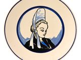 une assiette sur laquelle est représentée une femme portant un chapeau