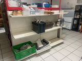 une étagère de la cuisine sur laquelle sont posés de nombreux objets