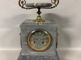 une horloge posée sur une table