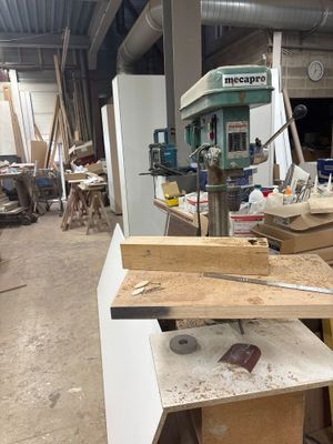 une machine posée sur une table dans un atelier