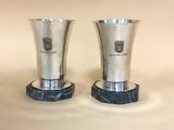 une paire de vases en argent posés sur un socle en marbre