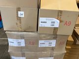boîtes empilées les unes sur les autres sur une palette dans un entrepôt