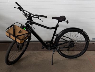 un vélo garé devant la porte d'un garage