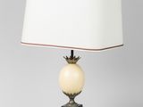 une lampe de table surmontée d'un abat-jour blanc