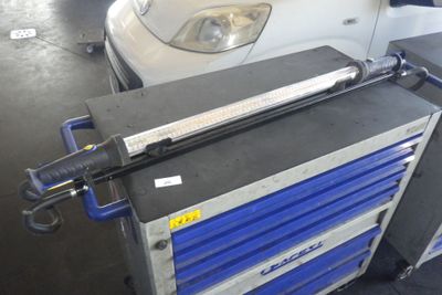 une image d'une voiture en cours d'entretien dans un garage