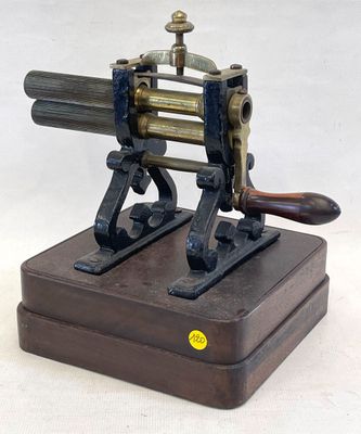 une petite machine posée sur un socle en bois