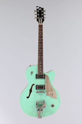 une guitare électrique au corps vert sur fond blanc