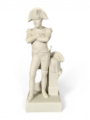 statue d'un homme portant un casque et un cheval, sur fond blanc