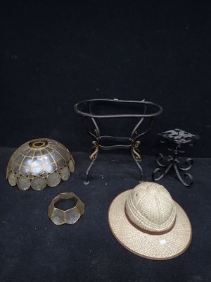 un chapeau et d'autres objets posés sur une table