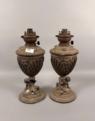 Importantes paire de lampes à pétrole en alliage à décor d'u…