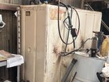 un vieux réfrigérateur et d'autres objets dans une casse