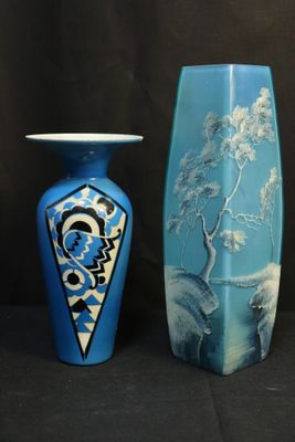 deux vases assis l'un à côté de l'autre sur fond noir