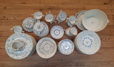 beaucoup d'assiettes et de bols bleus et blancs par terre