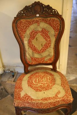 une chaise qui se trouve dans le coin d'une pièce