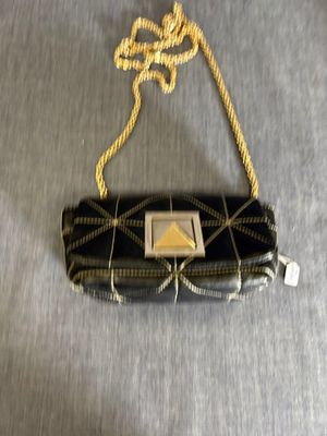 une image d'un sac à main muni d'une chaîne