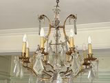 un lustre suspendu au plafond d'une pièce