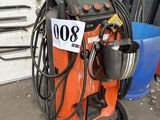 une machine qui est garée dans le garage, avec une pancarte dessus