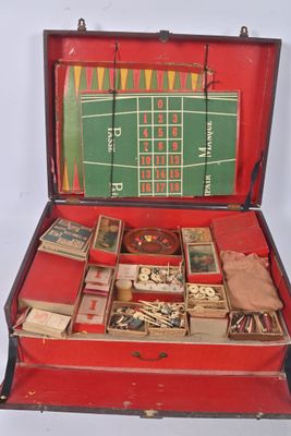 une valise rouge contenant de nombreux objets