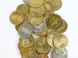 une pile de pièces de monnaie posée sur une surface blanche